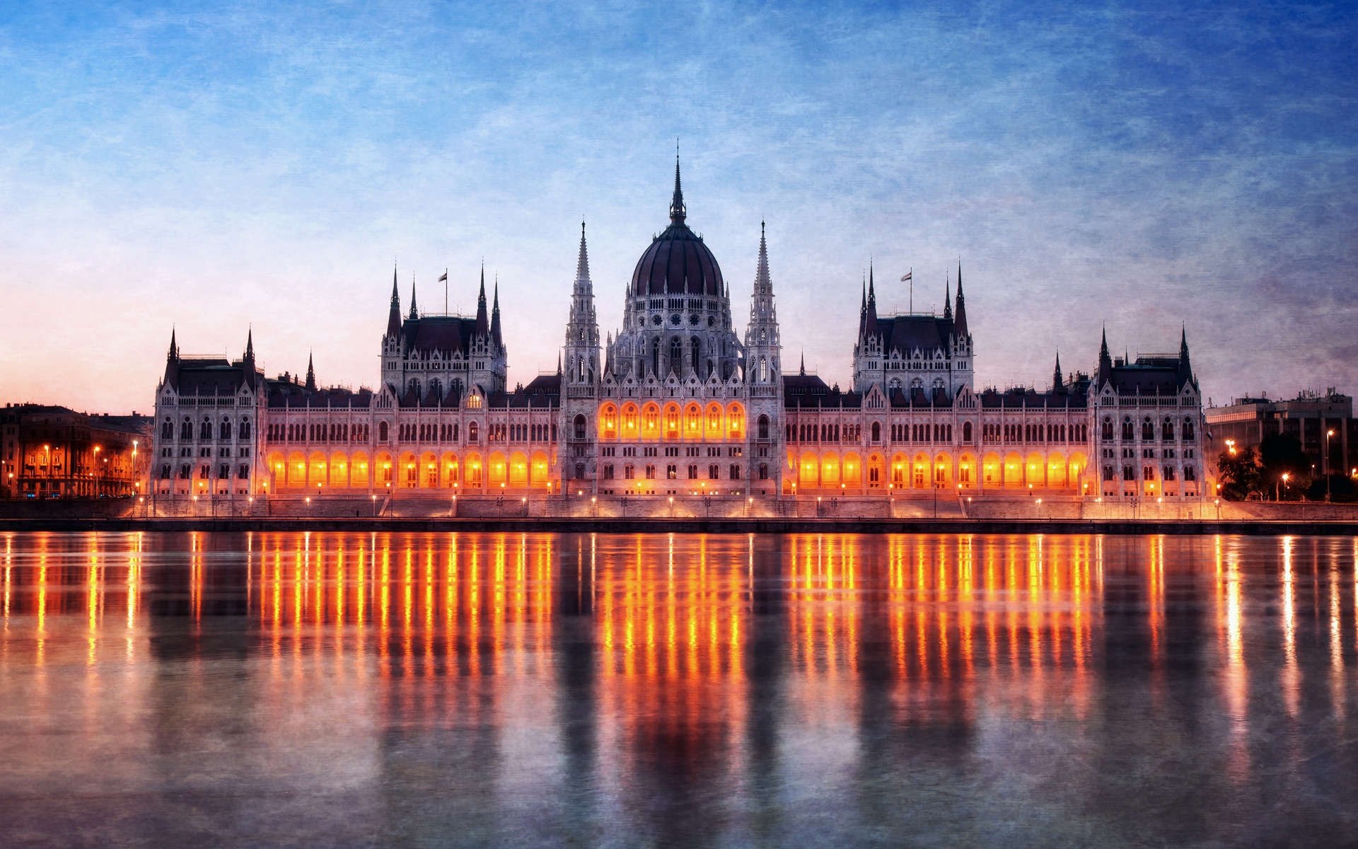 el-parlamento-de-budapest-est-a-orillas-del-r-o-danubio-formando-una